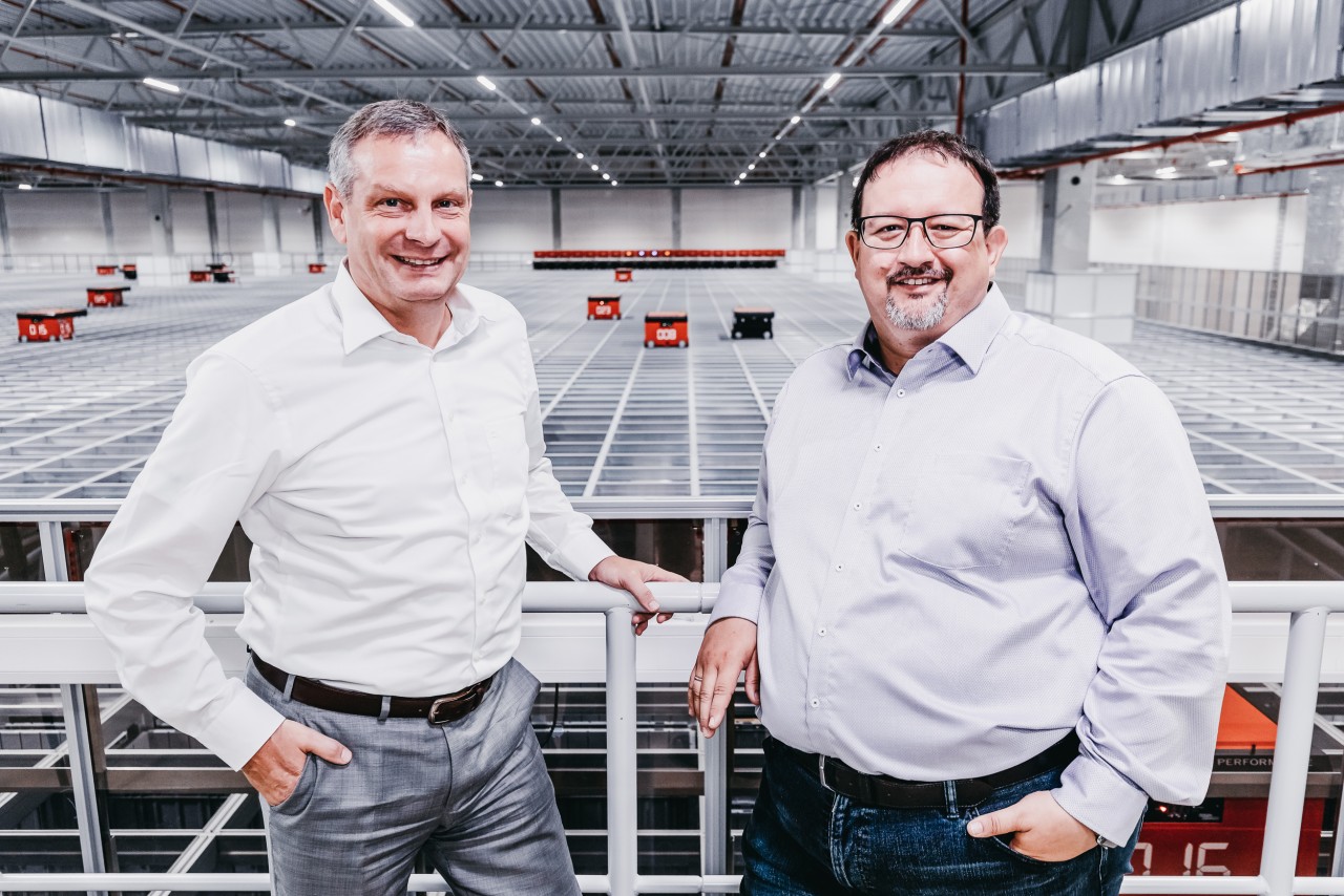 Thomas Rolle, Vice President European Operations bei TTI, Inc. und Michael Kawalier, Managing Director Sales bei Element Logic Germany vor dem AutoStore-System.