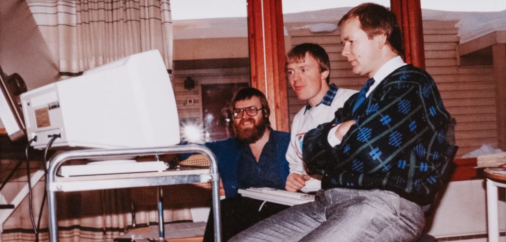 Die Gründer von Element Logic bei der Arbeit an einem alten Computer