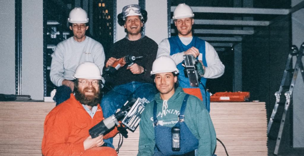 Ein altes Foto von Element Logic Mitarbeitern mit Werkzeugen