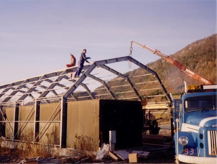Das erste GS Bildeler-Lagerhaus wurde 1994 von zwei Männern in Bud gebaut.