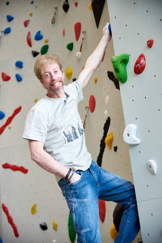 Andreas Oliver Bindhammer, Gründer und Geschäftsführer von eXXpozed, an einer Kletterwand