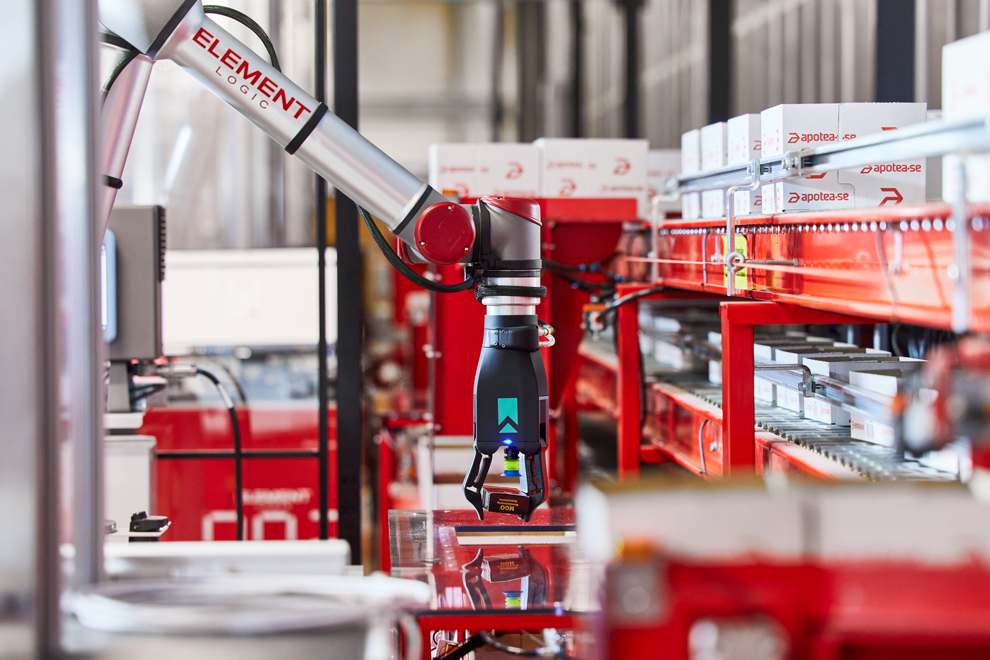 eOperator, ein Roboterarm zur Lagerautomatisierung, kommissioniert Aufträge.